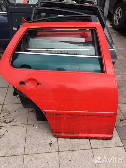 Задняя правая дверь Volkswagen golf 4(цвет красный