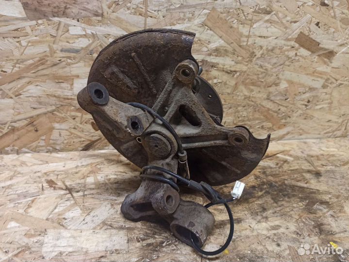 Кулак задний левый Kia Cerato 1