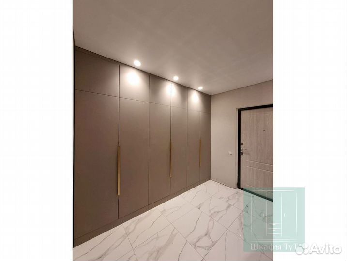 Зеркальный шкаф