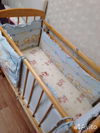 Детская кроватка с маятником