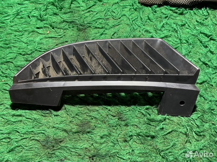 Вставка в бампер левая mitsubishi colt