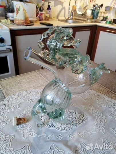 Стеклянный сосуд для напитков в виде коня