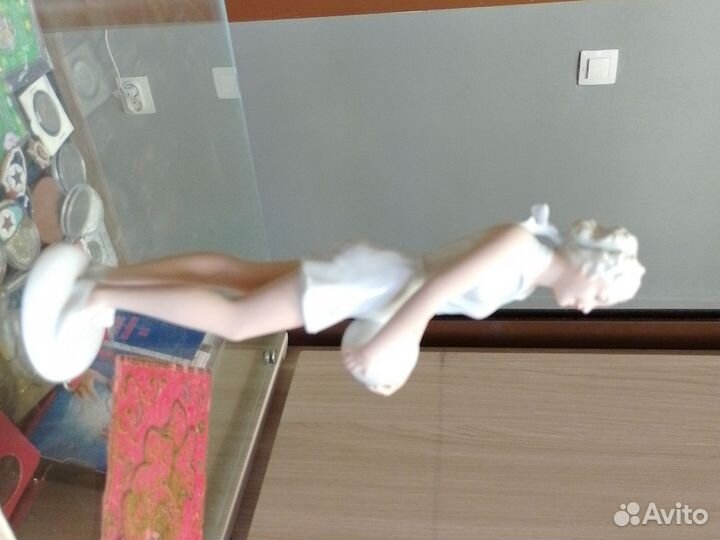 Фарфоровые статуэтки германия Девушка с мячом