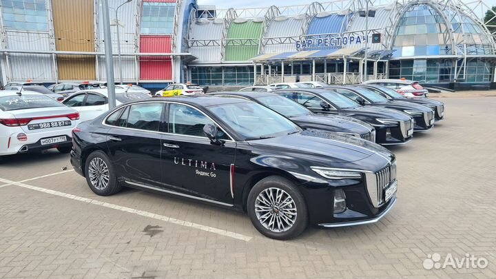 Водитель бизнес такси с Hongqi H5