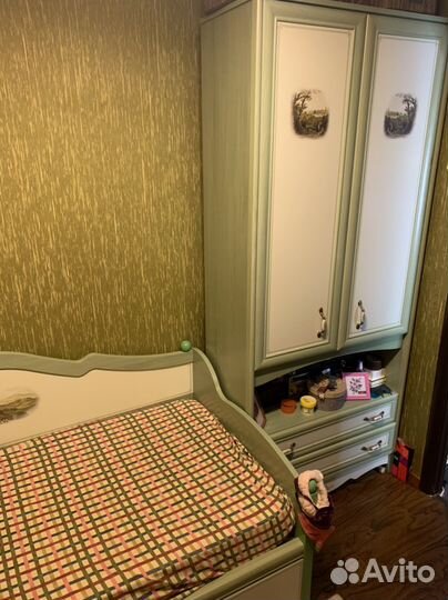 Детская кровать и шкаф