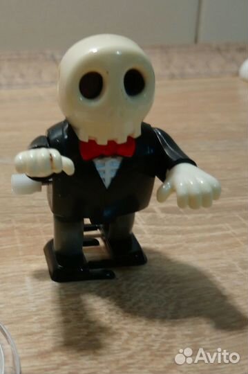 Скелетик на заводом механизме