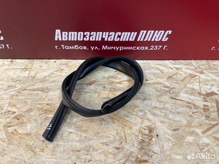 Уплотнительная резинка крыши правая Renault Duster