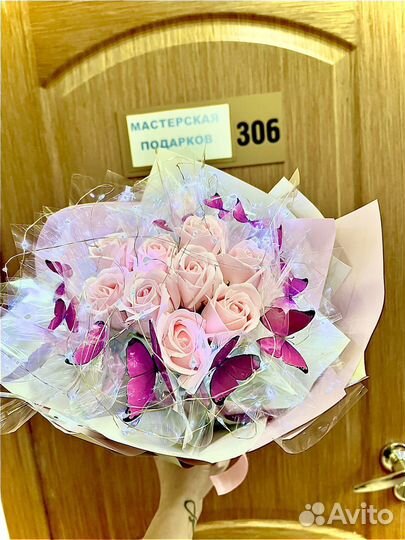 Букет из бабочек с мыльными розами