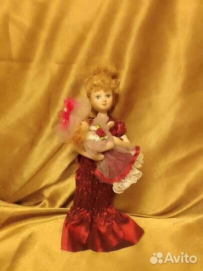 Кукла фарфор
