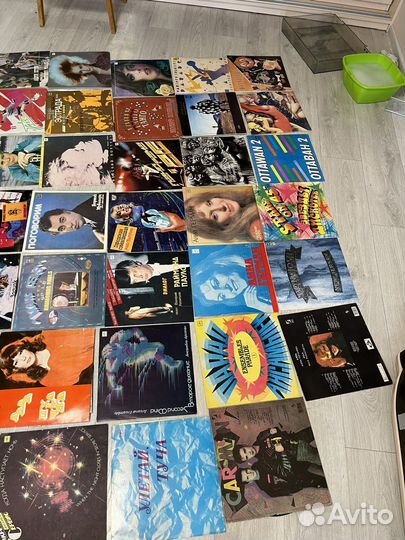 Проигрыватель винила с колонками и пластинками