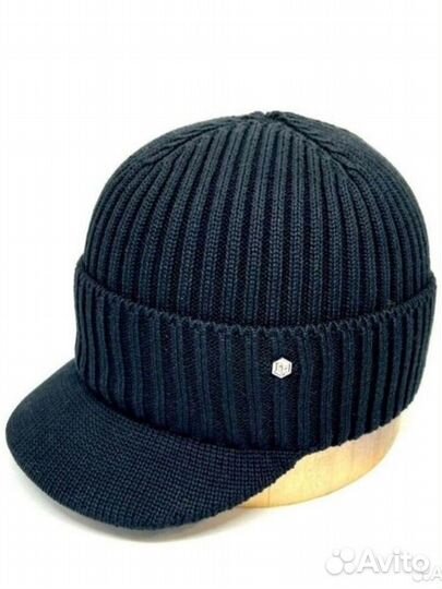 Шапка с козырьком из 90х