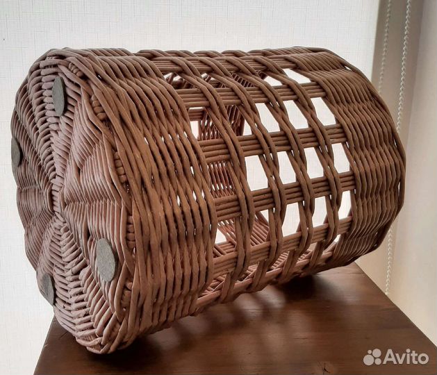 Корзина большая плетеная со стеклянной вазой