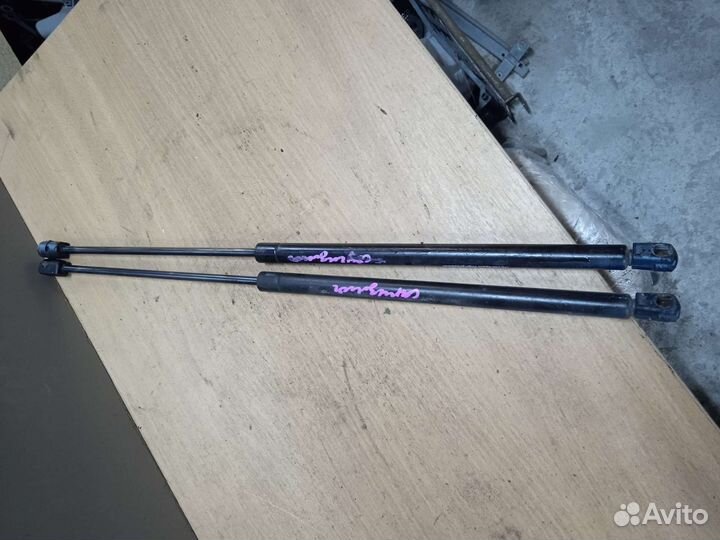 Упор крышки багажника Mitsubishi carisma митсубиси