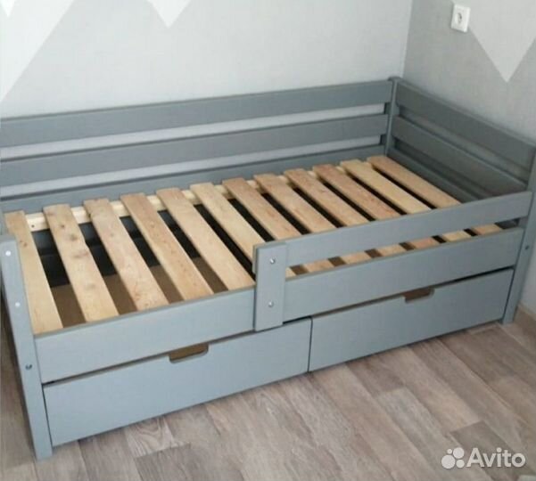 Детская кровать с бортом