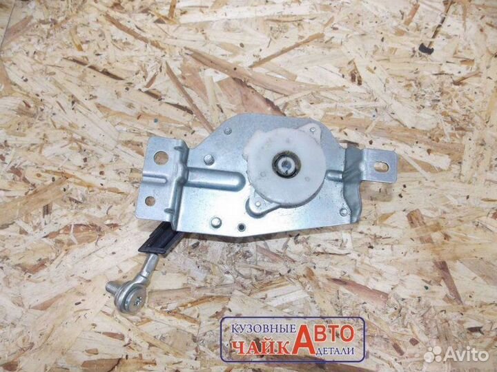 Тросик багажника левый Mitsubishi Outlander CW