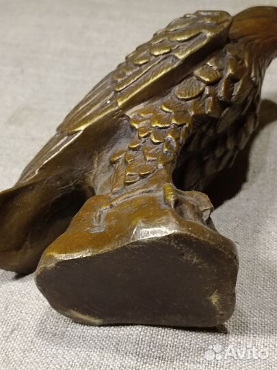 Бронзовая статуэтка орел
