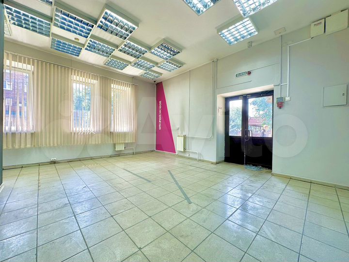 Первый этаж, доход с аренды 77 тыс, 65.5 м²