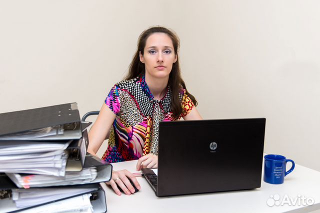 бухгалтер. бухгалтер больших размеров. бухгалтер без фона. менеджер за компом. красивый бухгалтер.