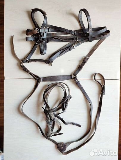 Конное- уздечки, вальтрапы, железо, попоны
