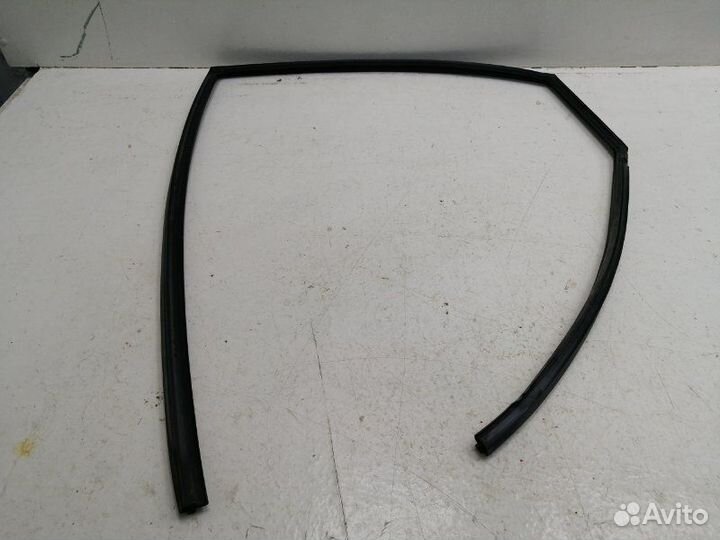 Уплотнитель стекла двери задний правый Subaru
