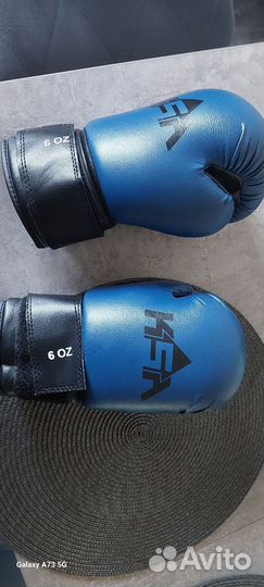 Боксерские перчатки и шлем