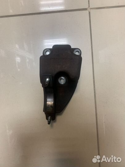 Кронштейн крепления подвесного подшипника Ford 1.8