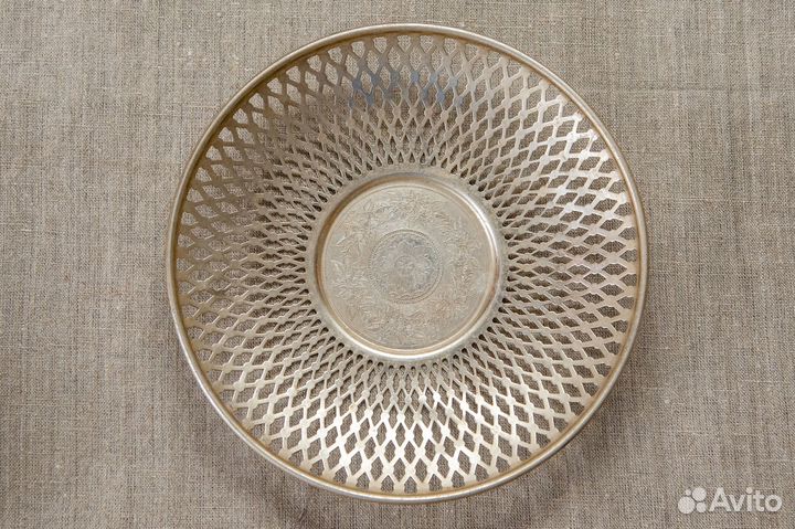 Ажурное металлическое блюдо
