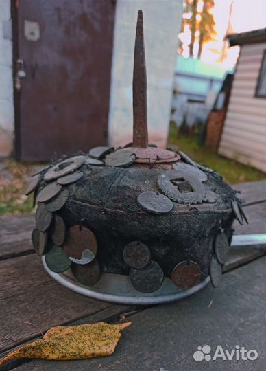 Трикотажный шлем,украшенный старыми монетами