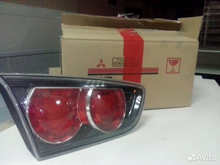 Фонарь задний левый внутренний Митсубиси Лансер 10