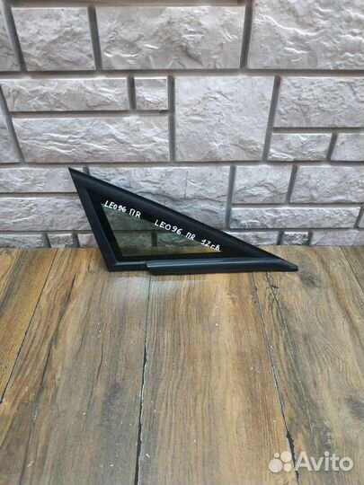 Seat Leon (1P1) Стекло кузовное глухое правое