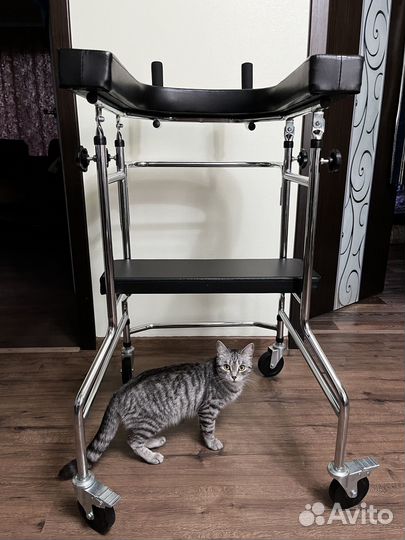 Ходунки-каталка с опорой под локоть для инвалидов