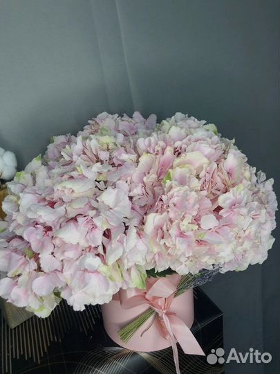 Букет из 3 розовых гортензий в шляпной коробке