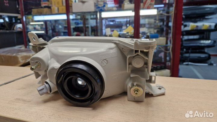 Фара передняя правая Toyota Corona Premio AT210