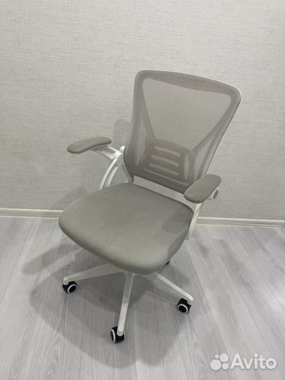 Компьютерное кресло и стол