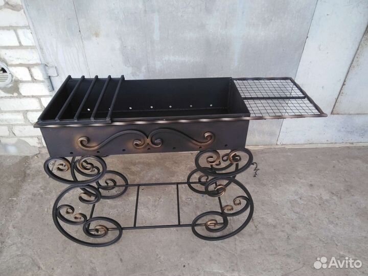 Мангал с элементами ковки