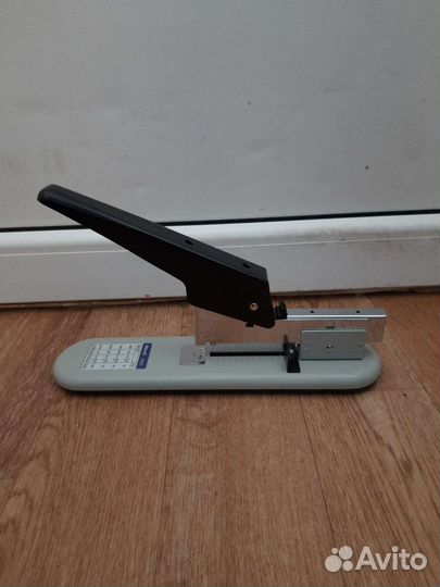 Степлер офисный новый