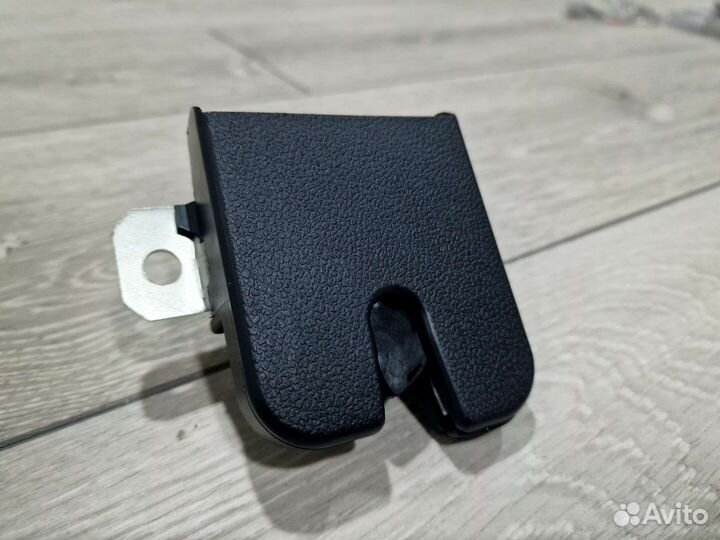 Замок крышки багажника VW Golf 4 1J6827505C