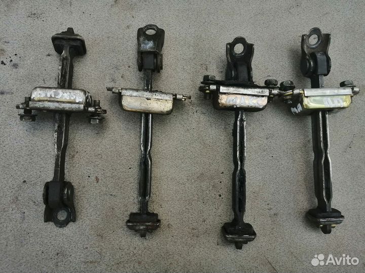 Ограничитель двери для Nissan Maxima A32 1994-2000