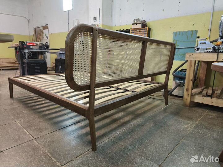 Кровать из дуба с ротангом
