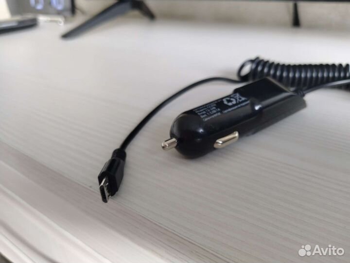 Автомобильное зарядное устройство для телефона