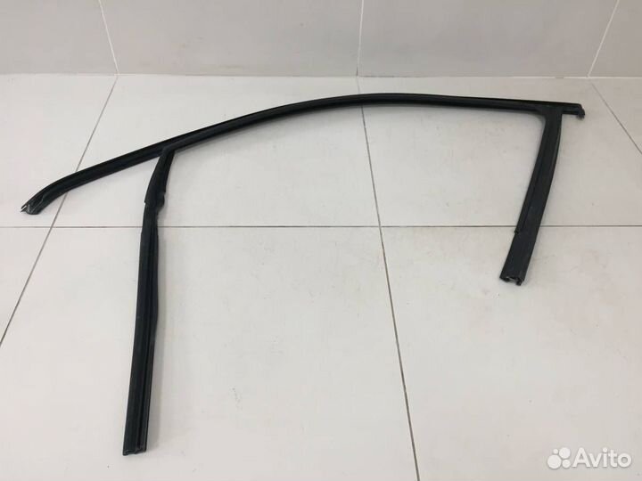 Уплотнитель стекла двери Volkswagen Tiguan 5N2 201