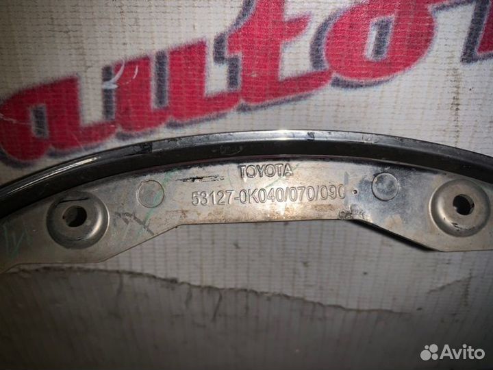 Эмблема решетки радиатора передняя Toyota Hilux 8