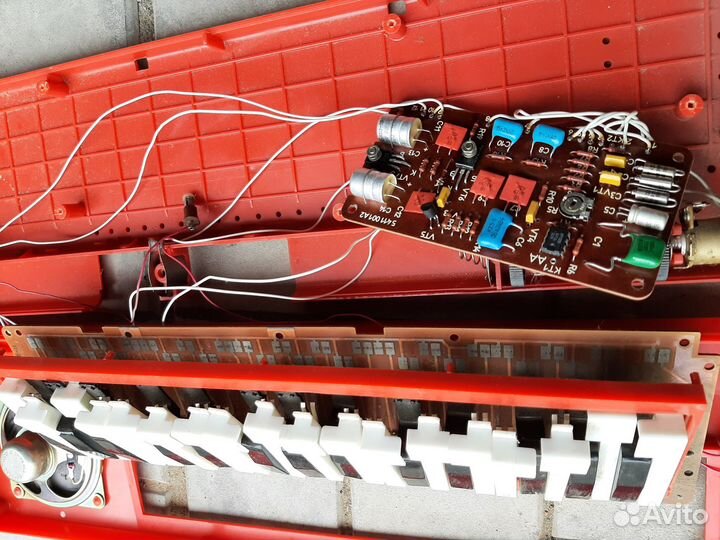 Детский электромузыкальный инструмент 