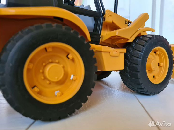 Экскаватор-погрузчик колесный Bruder JCB 4CX