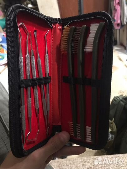 Щетки и металлические крючки для оружия в футляре