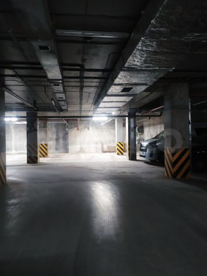 Машиноместо, > 30 м²