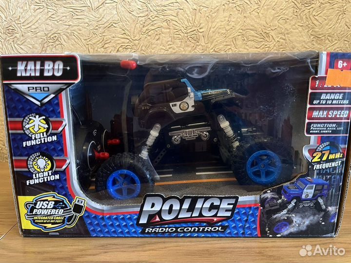 Машина полицейская на пульте управления