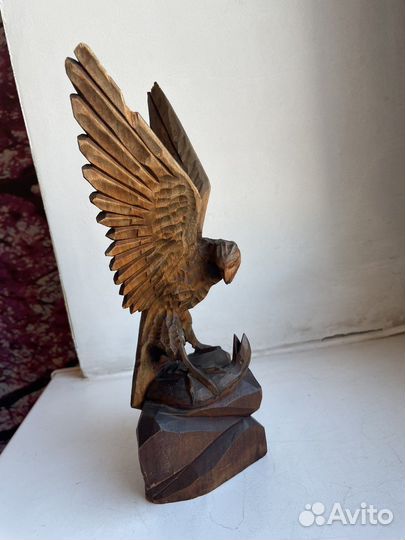 Статуэтка орла дерево