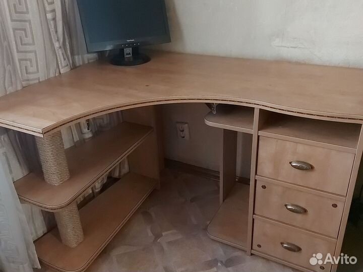 Компьютерный стол и полка