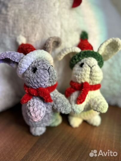 Вязанные игрушки зайки